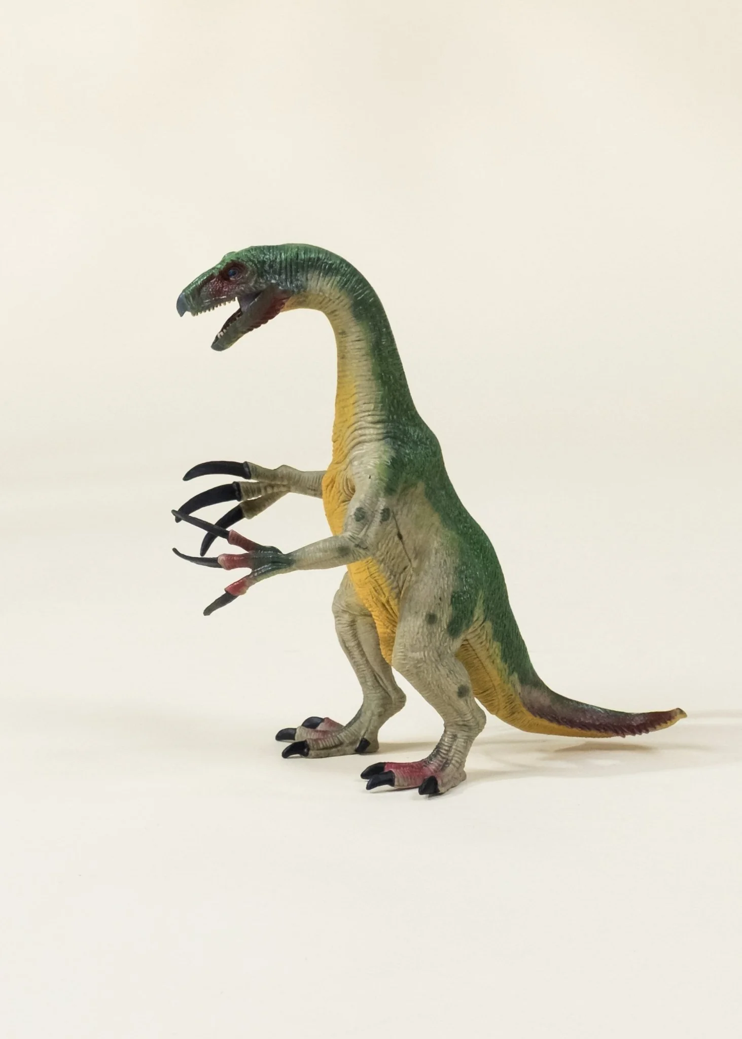Coco Village Therizinosaurus Dinosaur in a Collectible Box - Image 3